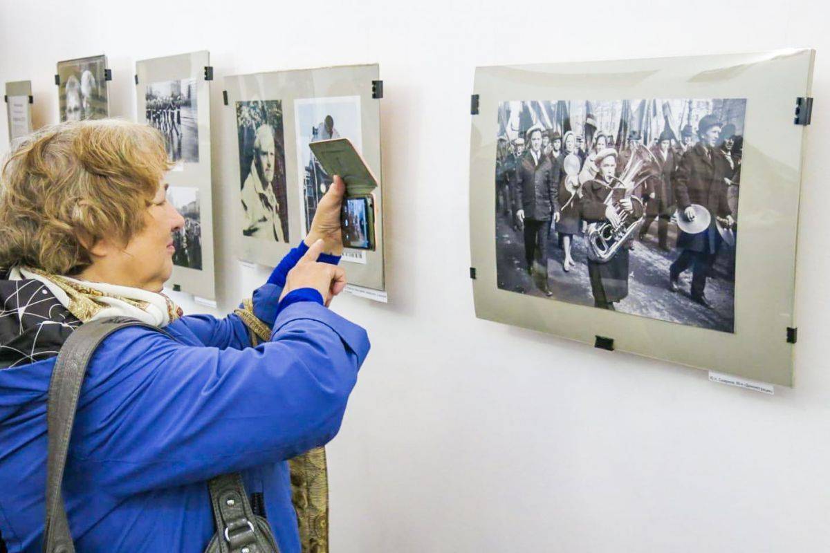 В кинотеатре открылась фотовыставка «Родом из СССР» 